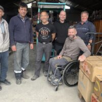 Gruppenfoto vor den gelieferten Spenden.